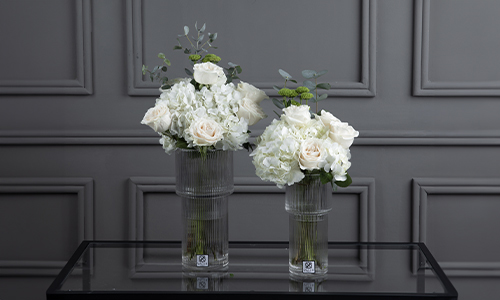 Sonas II - A set of two luxuius vases that contains  hydrenga, big roses and eucalyptus.
Height: 60 cm, Width: 50 cm