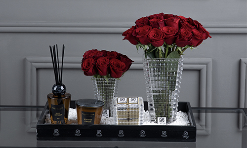 Gladi Black - A set of two luxurius vases that contains big roses in a tray with Belgian chocolates, candle and diffuser.
Height: 35 cm, Width: 49 cm