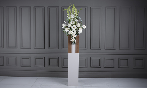 Esengo - A luxurious stand that contains gladiolus, gerbera, big roses, lesanthus, eucalyptus and wax flowers.
Height: 180 cm, Width: 60 cm