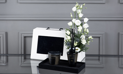 Graduation Gift - A special gift of candle and diffuser in a box with a flower arrangement that contains lesanthus flowers, erengium and confern leaves.
Height: 40 cm , Width: 37 cm