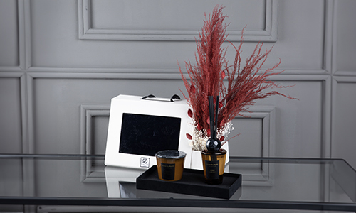 Valer - Graduation Gift 4 - A special gift of candle and diffuser in a box with a flower arrangement that contains corthadelia and mix of leaves.
Height: 50 cm, Width: 37 cm