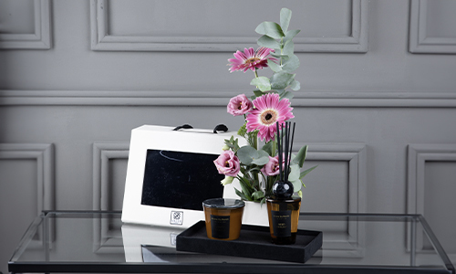 Graduation Gift 6 - A special gift of candle and diffuser in a box with a flower arrangement that contains gerbera, lesanthus and eucalyptus.
Height: 50 cm, Width: 37 cm