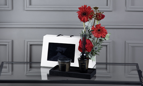 Graduation Gift 7 - A special gift of candle and diffuser in a box with a flower arrangement that contains gerbera, big roses, erengium and eucalyptus.
Height: 45 cm, Width: 37 cm