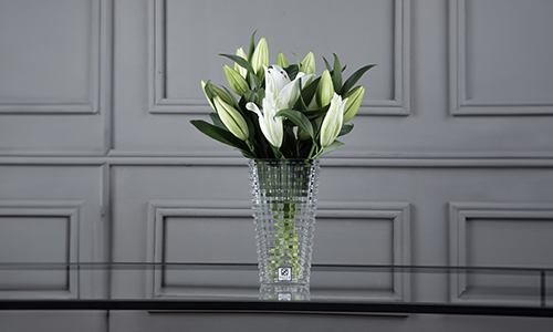 Valer - Kalipay - A luxuius vase that contains casablanca.
Height: 50 cm, Width: 15 cm