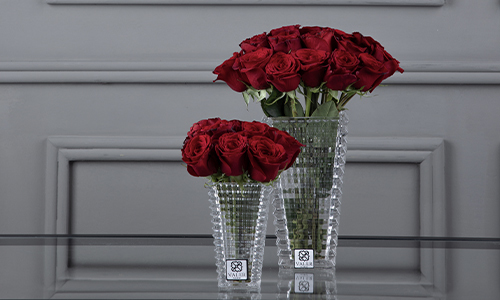 Geluk II - A set of two luxuius vases that contains big roses.
Height: 40 cm, Width: 50 cm