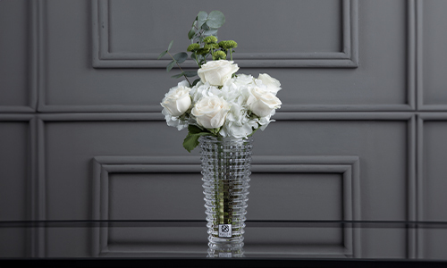 Gluck - A luxuius vase that contains hydrenga, big roses and eucalyptus.
Height: 55 cm Width: 15 cm