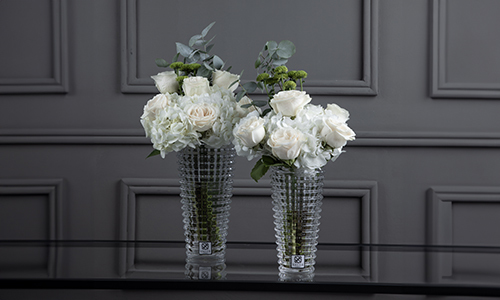 Gluck II - A set of two luxuius vases that contains  hydrenga, big roses and eucalyptus.
Height: 55 cm Width: 50 cm