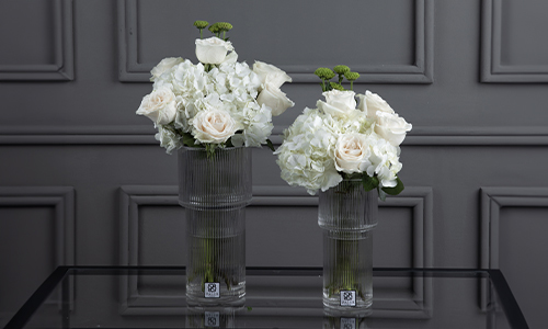 Sonas II - A set of two luxuius vases that contains  hydrenga, big roses and eucalyptus.
Height: 60 cm, Width: 50 cm