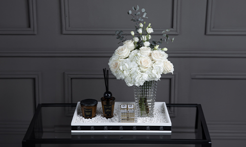 Laime Black - A luxuius vase that contains hydrenga, big roses and eucalyptus in a tray with diffuser, candle and Belgian chocolates.
Height: 50 cm, Width: 49 cm