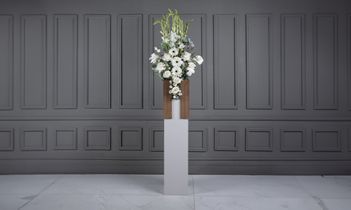 Esengo - A luxurious stand that contains gladiolus, gerbera, big roses, lesanthus, eucalyptus and wax flowers.
Height: 180 cm, Width: 60 cm