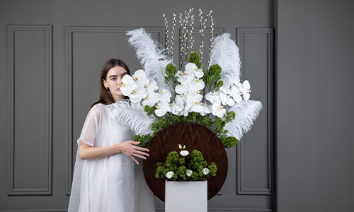 Helen Bouquet - A luxurius stand contains cut flowers, pussy wellow, lesanthus, trachelium green and feathers.
Height: 190 cm, Width: 90 cm