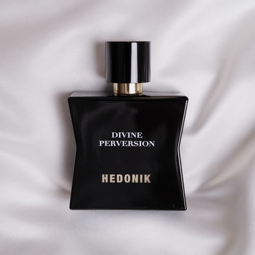 DIVINE PERVERSION - UNISEX - EXTRAIT DE PARFUM 50ML  Top Notes: Raspberry, Pink pepper  Middle Notes: Iris, Caramel, Rose Base Notes: Leather, Amber, Woody Notes, Animal Notes