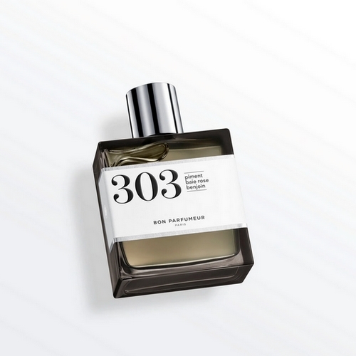 303 piment, baie rose, benjoin - Unisex - Eau de Parfum 100ml  Top notes are Pink Pepper, Cardamom and Red Chilli Pepper middle notes are Ylang-Ylang, Tolu Balsam and Patchouli base notes are Java vetiver oil, Haitian Vetiver, Musk and Benzoin.