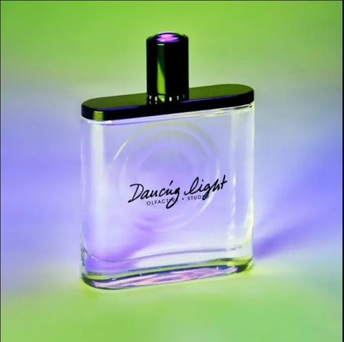 DANCING LIGHT - Top Notes  Mint  Siberian Pine  Fig Nectar  Bergamot  Cardamom  Pineapple  Pink Pepper Middle Notes  Jasmine  Syringa  Neroli  Freesia  Lavender Base Notes  Musk  Sandalwood  Cedar  Oakmoss  Amber