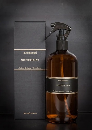 Nottetempo - the warm scent of burnt wood, hints of poems read at night, nocturnal emotions among us, like suspended clouds, the sound of a Jazz record in the distance. Nottetempo is a burnt wood, smoky, reminiscent of an old Jazz club with its soft atmosphere or those evenings, when together with friends share intimate moments in the fireplace room, a strong emotion