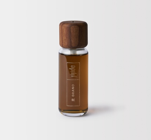 Grano - Head notesMoist grass, bergamot, lemon, peppermintHeart notesDough, vetiver, moist soil, white floweryDry-down notesBread, sandalwood, gourmand accord