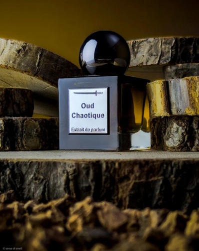 Oud Chaotique - Vanille bourbon de l'Isle de la réunion, ylang-ylang, amyris, benjoin, cedar wood ,Rosewood, 
Amber,  Oud hindi assam 100% naturelle
( maceration of fossilized amber ).