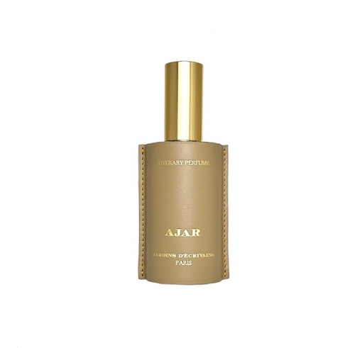 Ajar - Top notes : bergamot - pear
Middle notes : jasmine - orchid
Base notes : sandalwood - incense - oakmoss