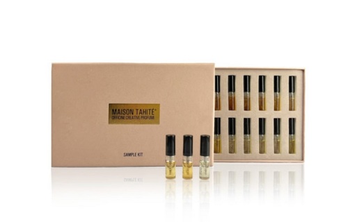 SAMPLE KIT - Sometimes it is hard to choose when you are spoilt for choice… Here you find our Sample Kit of the Vanilla, Cocoa and Coffee Collections.
Discover our 14 fragrances in a 2 ml spray format, enclosed in an elegant pink box.