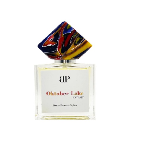 Oktober Lake - 50ml in 33% Extrait de Parfum Top Notes: Aquatic notes, cassis, strawberry, orange, bergamot, bay leaf, strawberry grape, osmanthus, blackberry  Heart Notes: Iris, ylang-ylang, lavender, neroli, tuberose, papyrus  Base Notes: Musk, vanilla, patchouli, vetiver, sandalwood