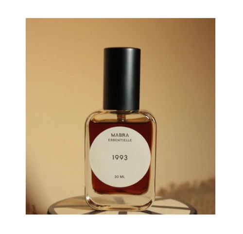 1993 - The Chypre - Relive the audacity of the 90s with “1993”, the new fragrance from MABRA. A tribute to iconic chypre fragrances, where the fruity sweetness of peach blends with the gourmandise of chocolate and the depth of patchouli. “1993” embodies a vibrant and timeless era, for those who dare to mark their presence with elegance.   Head notes: Peach Heart notes: Chocolate Base notes: Patchouli