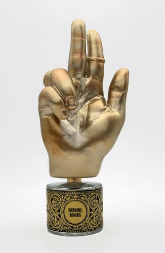 Pont.Max. - Top note is Virginia Cedar; middle notes are Marine notes and Jasmine; base notes are Incense, Myrrh, Resins, Benzoin and Amber.