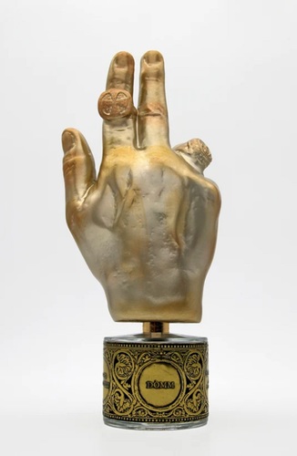 Domm - Top notes are Bergamot, Virginian Cedar and Black Pepper; middle notes are Chocolate and Jasmine; base notes are Patchouli, Styrax and Musk.