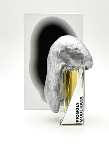 Pioggia Moderata - Top notes are Bergamot, Nutmeg, Myrtle, Iris and Sea Notes; middle notes are Precious Woods, Jasmine, Cloves and Earthy Notes; base notes are Tonka Bean, Patchouli, Labdanum, Sandal, Thyme and Musk.