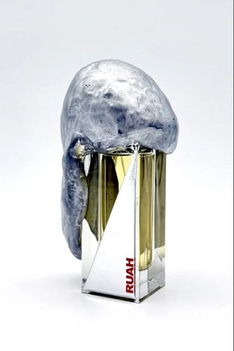 Ruah - Top notes are Lemon, Bergamot and Sea Notes; middle notes are elemi, Calone and Immortelle; base notes are Cedar, Ambrocenide and Patchouli.