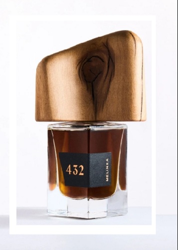 Melinka - Top Note: Fresh incense.Heart Note: Guaitecas Cypress, Labdano, Yerba Mate.Base Notes: Guaitecas Cypress distilled in steel and copper, mosses from southern and northern oaks, myrrh, resins.