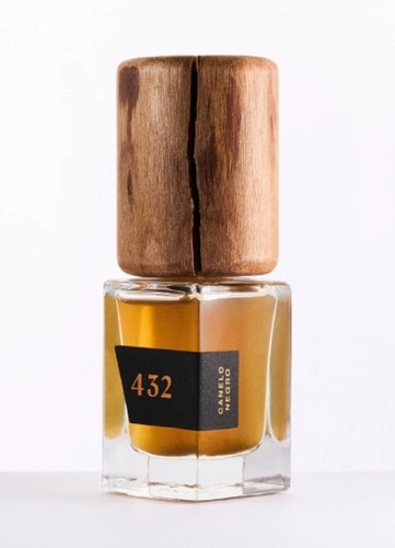 Canelo Negro - Top Notes: Cinnamon
Heart Notes: Cade Tar, Tobacco, Labdanum
Base Notes: Guaiac Woods, Vetiver, Resins, Barks