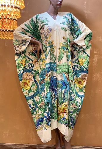 H Store Kw - Silk - Silk Shawl Dress
Free Size…
Fits up to XXL
Shorter at the front than the sides
Approximately 52 inches in length