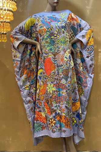 H Store Kw - Silk - Silk Shawl Dress

Free Size…

Fits up to XXL

Shorter at the front than the sides

Approximately 52 inches in length