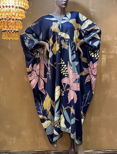 H Store Kw - Silk - Silk Shawl Dress

Free Size…

Fits up to XXL

Shorter at the front than the sides

Approximately 52 inches in length