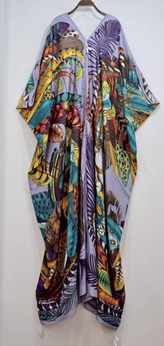 Dress - مخمل شلاح مع ترتر يوجد حزام داخلي الطول التقريبي 54-55 إنش مصممته عالمية