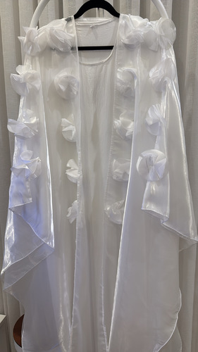 Dress and bisht - فستان أبيض كم ثلاث أرباع  بشت اورجنزا مع ورود البشت أوفر سايز قياس مفتوح  الفستان قصه عادية ستريت