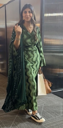 فستان من غير شال - فستان مخمل مع حزام داخلي &nbsp; (بدون شال )

 فري سايز اوفر سايز&nbsp; الطول التقريبي 54-55 انش&nbsp; ممكن اطول ممكن أقصر