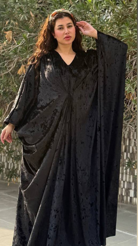 فستان مخمل أسود - فستان&nbsp;مخمل&nbsp;مع&nbsp;حزام&nbsp;داخلي&nbsp;فري&nbsp;سايز&nbsp;اوفر&nbsp;سايز&nbsp;الطول&nbsp;التقريبي&nbsp;55-56انش&nbsp;ممكن&nbsp;اطول&nbsp;ممكن&nbsp;أقصر