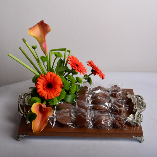 bon appetit 2 - wood
  tray decorated with fresh gerbera and calla flowers with chocolates. 500 grm