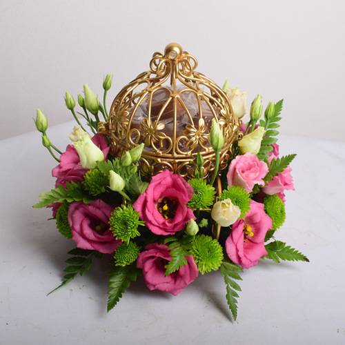 bon appetit 8 - gold
  carriage with fresh roses flowers and chocolates. 300 grm