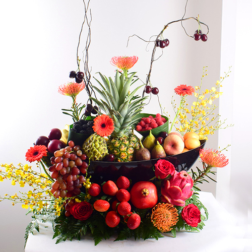 al khayal 2 - acrylic
  tray with a decoration of fresh gerbera, roses and pins flowers with assorted
  mixed fresh fruits.