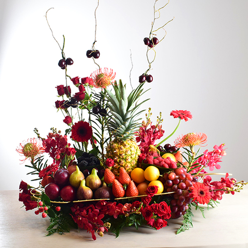 al khayal 3 - acrylic
  tray with a decoration of fresh gerbera, roses and pins flowers with assorted
  mixed fresh fruits.