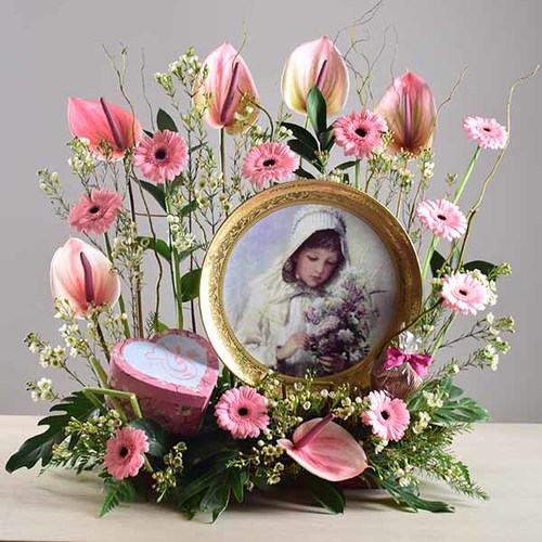 janati 3 - Gold
  painted decorative plate display with a decoration of fresh gerbera, wax
  flowers and anthorium flowers with 1 heart box of chocolates inside.