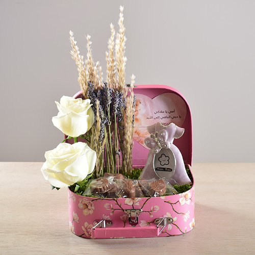 janati 9 - pink
  box with Lady frame, chocolates and fresh lavender and roses flowers.