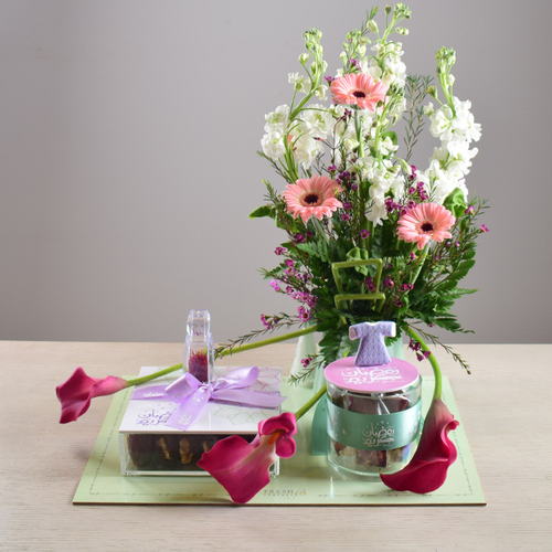 Ramadan Yijmana 61 - tray
  with 1 ceramic tarbush and 2 acrylic box of dates with nuts and chocolates
  with saffron and a decoration of fresh matola and gerbera flowers.