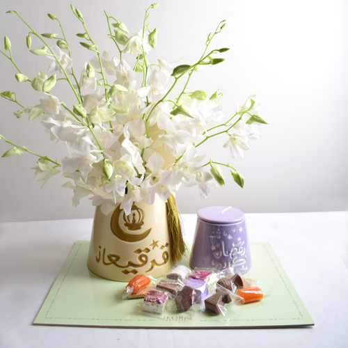 Helal Gergean 18 - 2
  ceramic tarbush with kuwaiti sweet, ramadan sweet and chocolates with a
  decoration of fresh orchid flowers