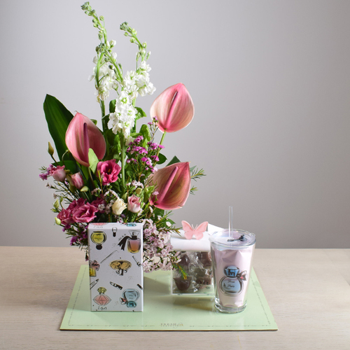 My Mug - A
  base contains a box decorated with natural flowers, anthurium, matola, wax
  and lisianthus, a plexi box containing chocolate and a cup containing Arabic
  sweets.