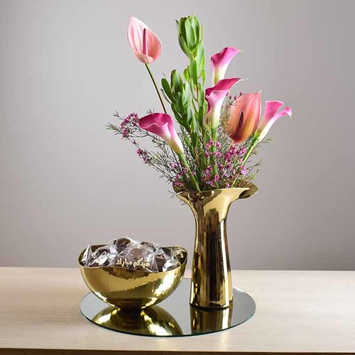 My Golden - A
  vase contains natural flowers, calla, anthurium, wax and safari, with a
  serving bowl containing chocolate