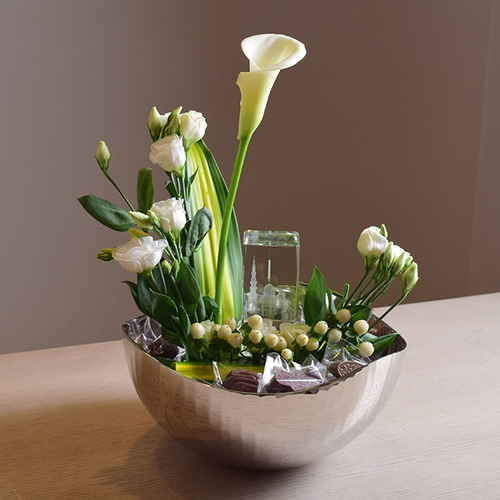 eid adhha & haj mabror 7 - silver
  tray with crystal Quran, chocolates and a decoration of fresh calla,
  lisianthus and hyphericum flowers.