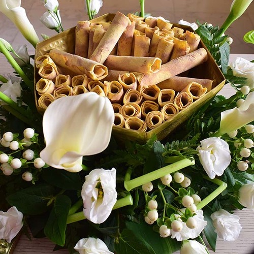 someone special 4 - Derabil
  with a decoration of fresh anthorium, calla and lisianthus flower on a gold
  pan.